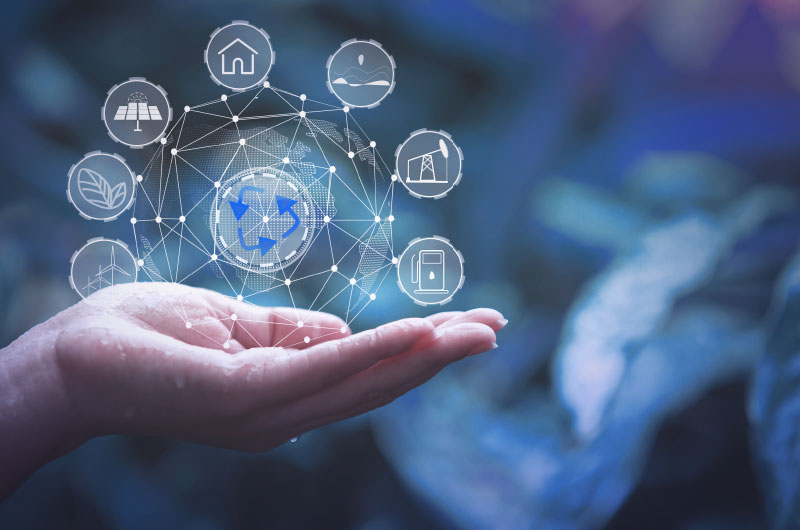 Bild eine Hand die einen imaginären Kreis aus Icons zum Thema Natur und Energie trägt