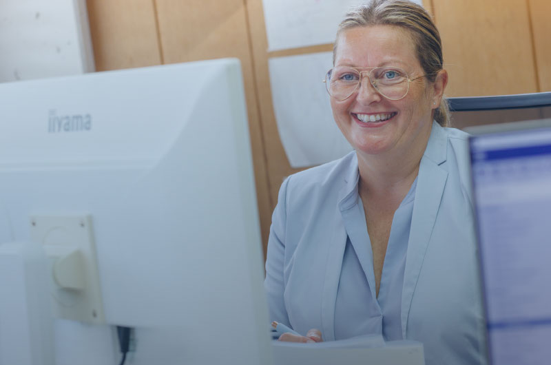 Frau Sandra Schick-Roth am Computer-Arbeitsplatz