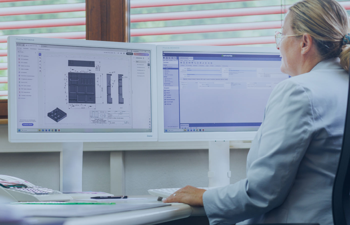 Frau Sandra Schick-Roth an einem Computer-Arbeitsplatz