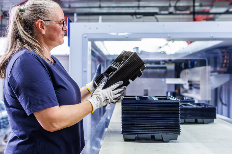 Mitarbeiterin in der Produktion